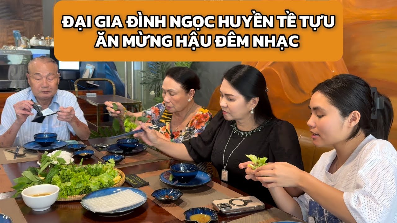 Vỡ òa hạnh phúc Ngọc Huyền cùng ba mẹ và Hà Tiên, Hà Nam thưởng thức đặc sản Việt Nam hậu đêm nhạc