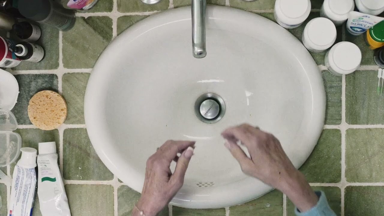 ELIO - my mother's jeans (Official Visualizer)