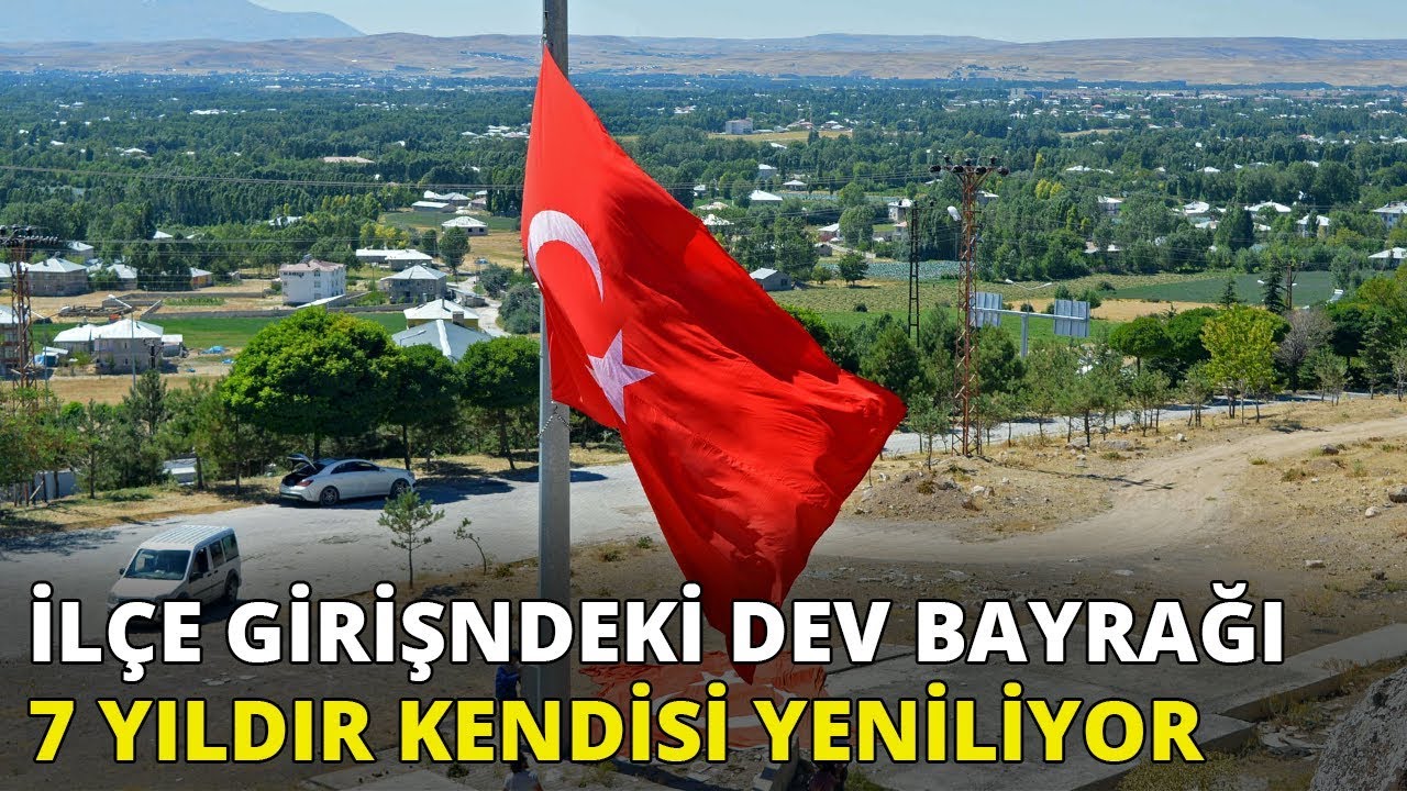 İlçe girişindeki dev Türk bayrağını 7 yıldır kendisi yeniliyor