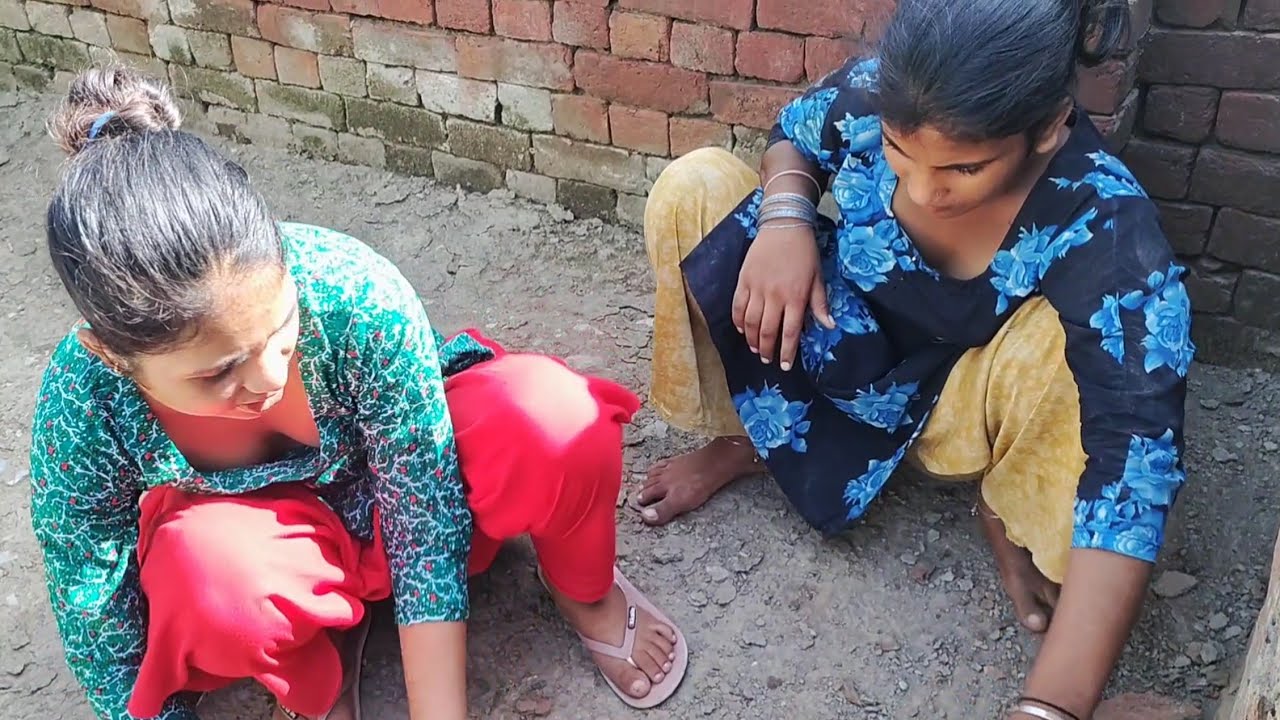 सुहाना और कल्लू  ने मिलकर दीवार पर कितनी सुंदर रंगोली बनाई आप भी देख कर रह जाओगे हैरान