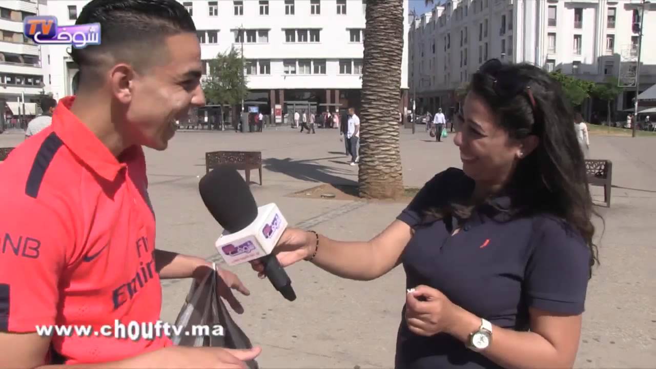 مثل في شي شكل: الموت الضحك مع ترجمة مثل ''المكسي بديال الناس عريان'' بالفرنسية‎