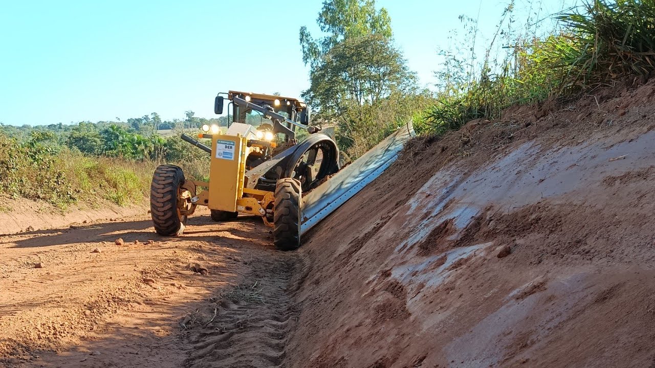 PATROLAMENTO DE ESTRADA COM PATROL JONH DEERE