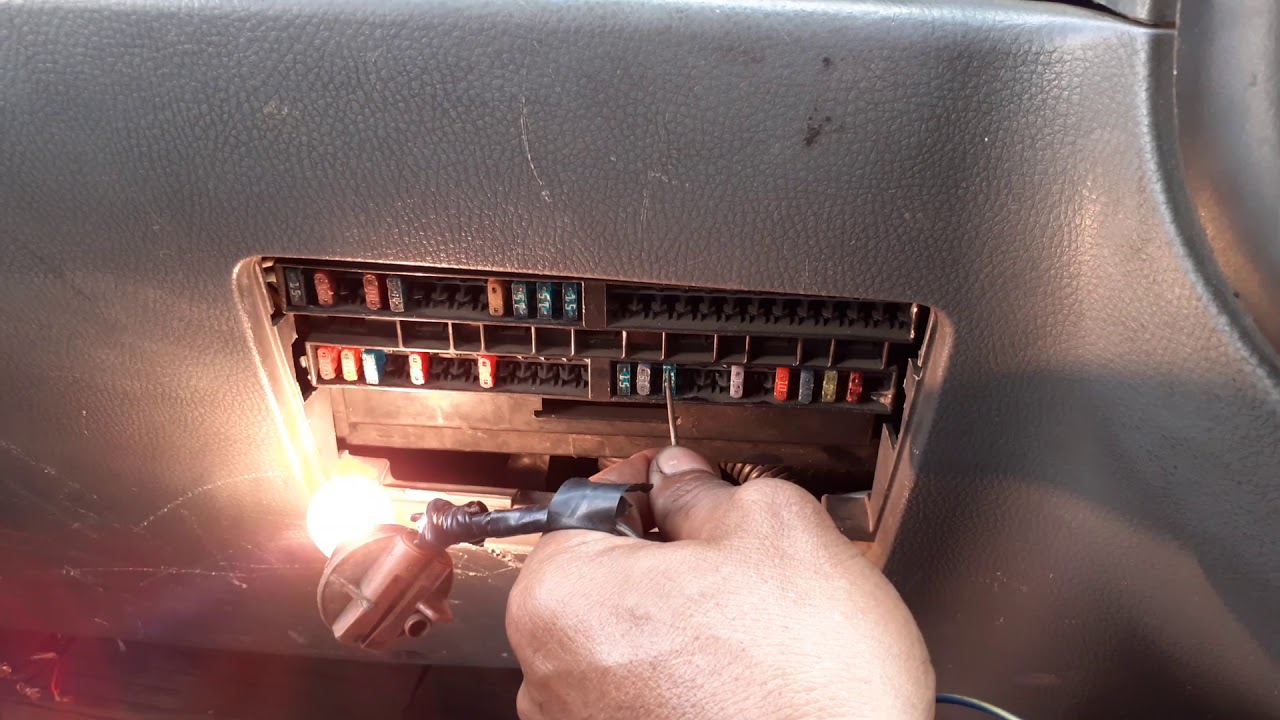 Bila lampu sen kanan maupun kiri mati, pertama cek sekringnya