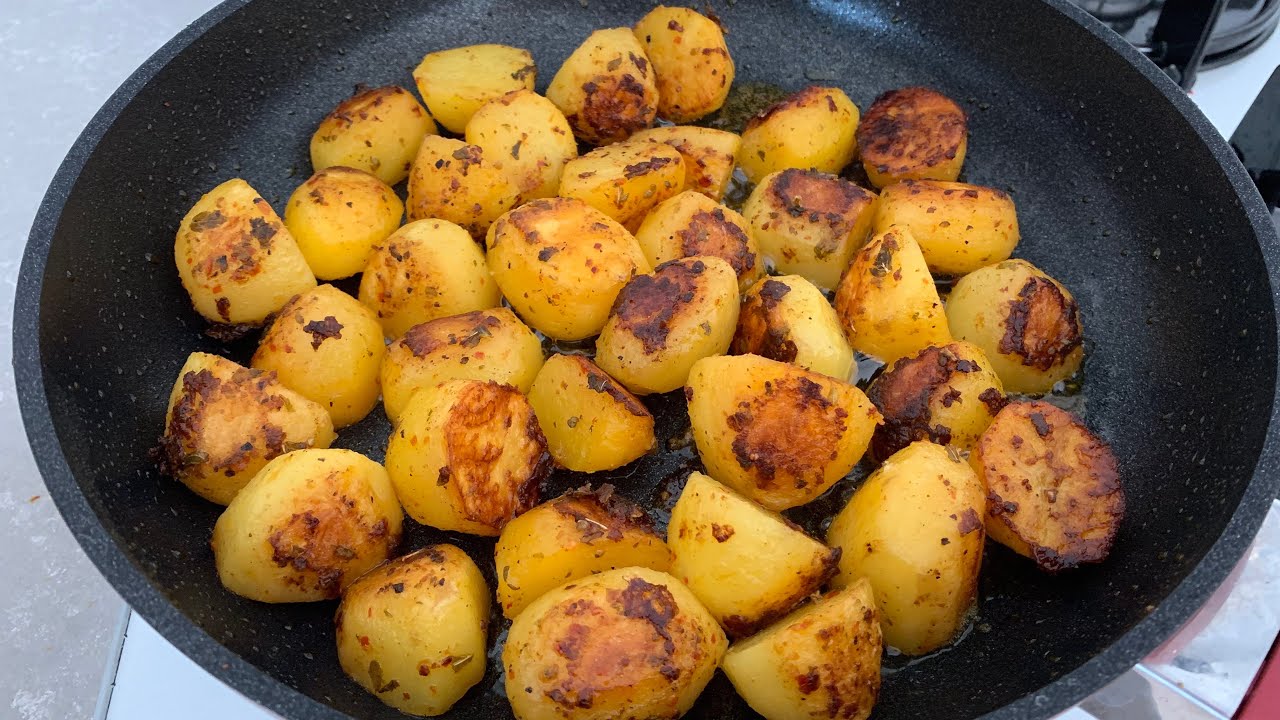 PATATES PATATES OLALI BU KADAR LEZZETLİ OLMAMIŞTI :) 5 DK DA FIRIN TADINDA TAVA PATATESİ KAÇIRMAYIN!