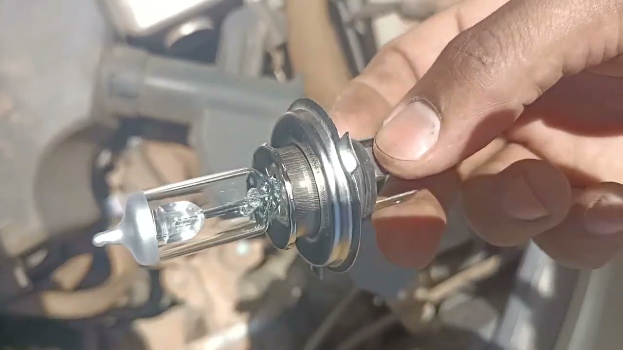 Changing the headlamp bulb Nissan Note