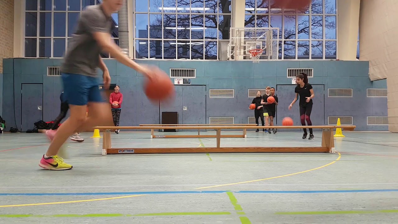 Koordinationstraining mit Basketball und Bank