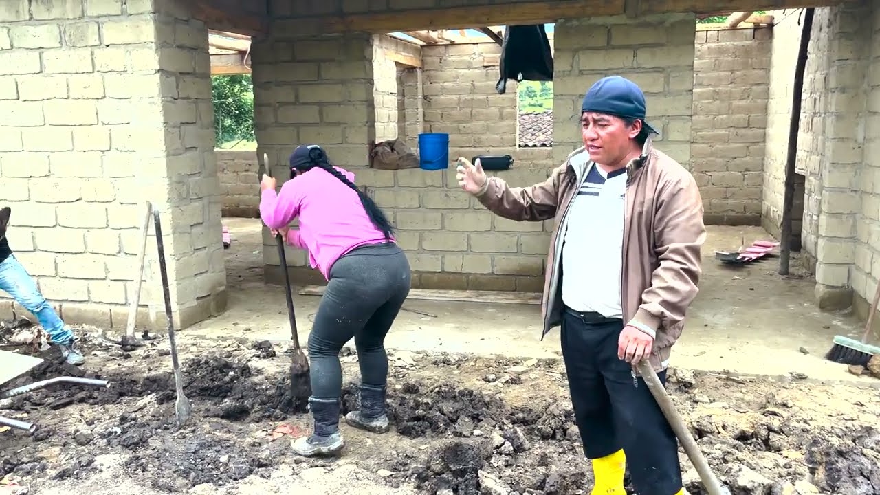 Construí mi casa gracias  a la minga. / Caminos de Luchito.