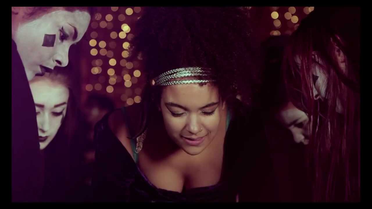 Kizzy Crawford – Caer o Feddyliau (Fideo)