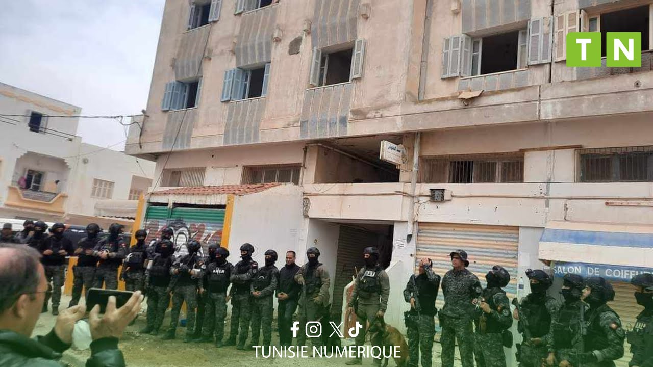 صفاقس : إخلاء عمارة من مئات الأفارقة من جنوب الصحراء وسط تعزيزات أمنية مكثفة