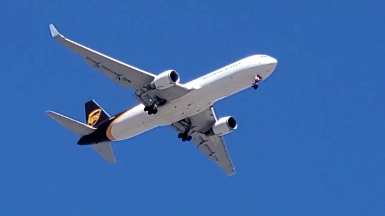 Esperando a ups arlines desde Houston a MGA nicaragua con su b 767 cargo