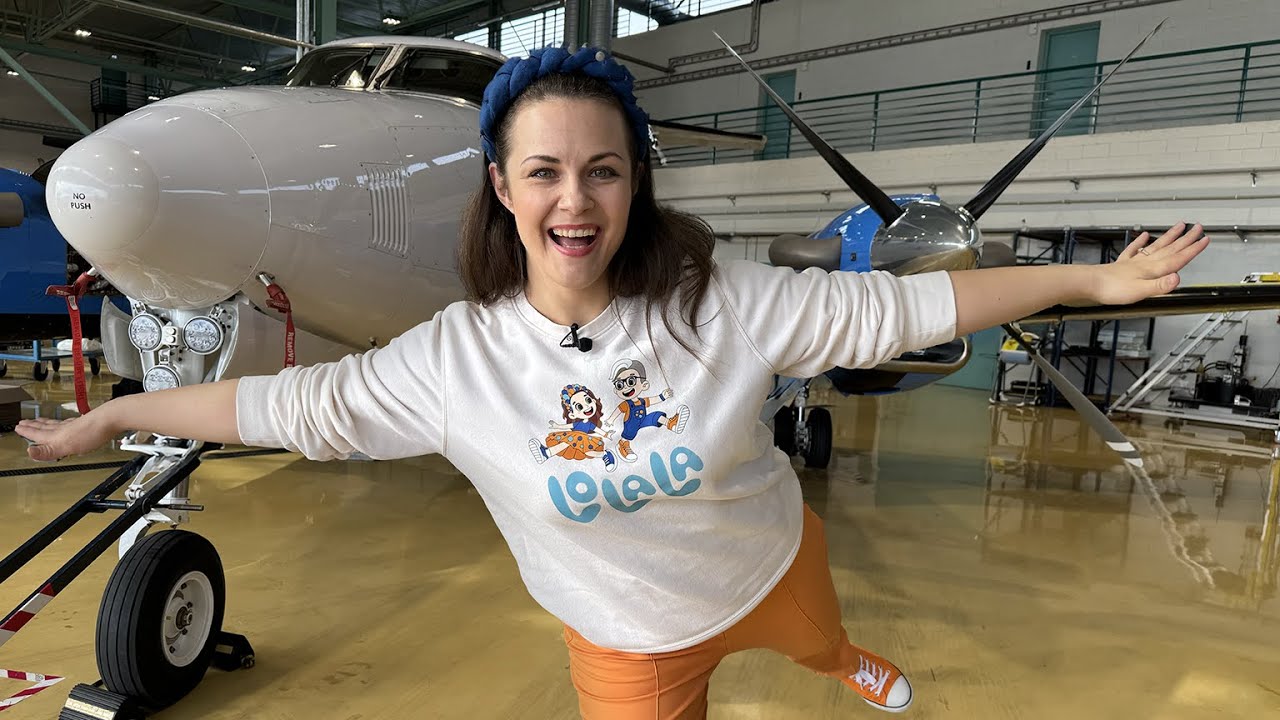 Lolala Anna avastab lennusalga lennukit! ✈️ | Lolala avastab | Harivad videod kogu perele