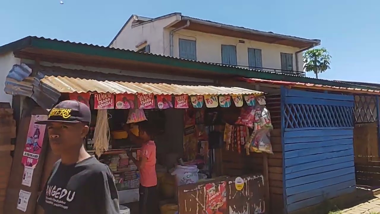 EST IVOHITRA by Bevonikazo Amboronomby to Antsimontsena Tsena Asabotsy  Streets view Antsirabe Mada