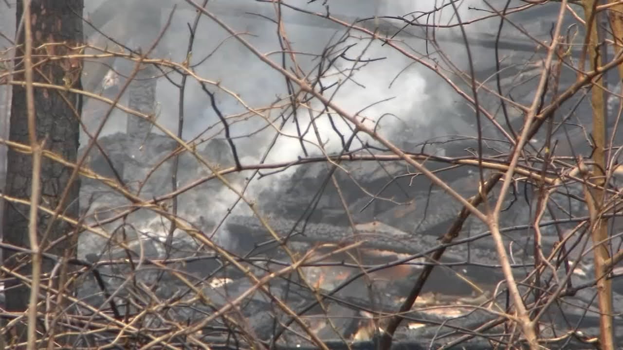 Пожарные локализовали раздуваемый ветром пожар и добрались до заброшенного дома в Зебулоне.