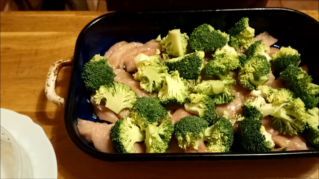 Brokkolis csirkemell tepsiben egyszerűen