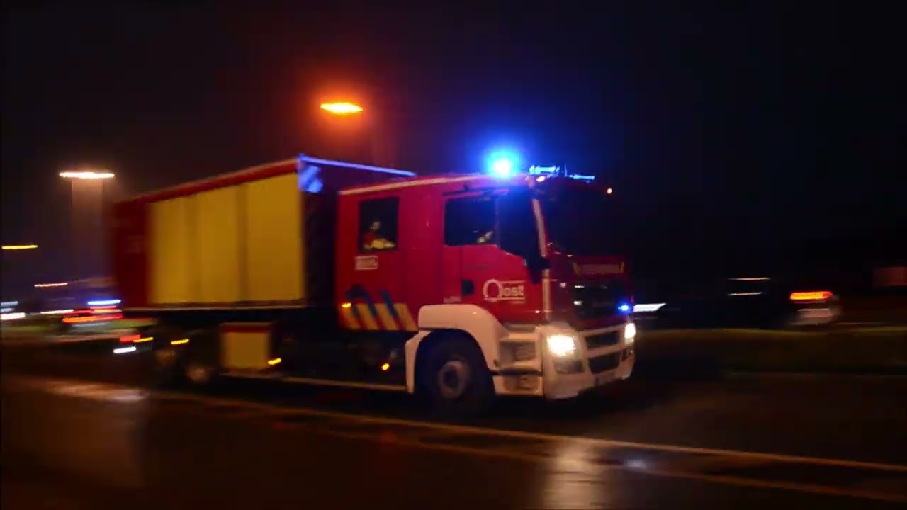 Brandweer Lokeren : Uitruk verschillende voertuigen naar deur openen en reinigen wegdek