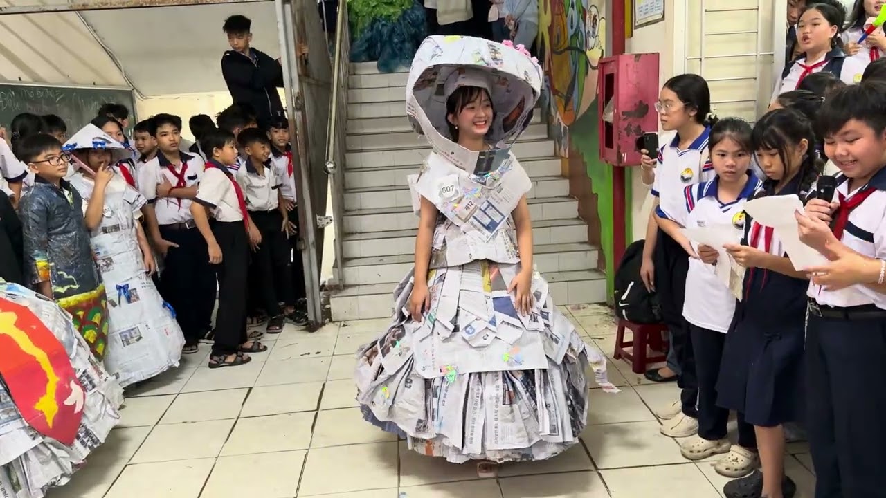 Thời trang tái chế lớp 6 (trời mưa quá nên vô trong)