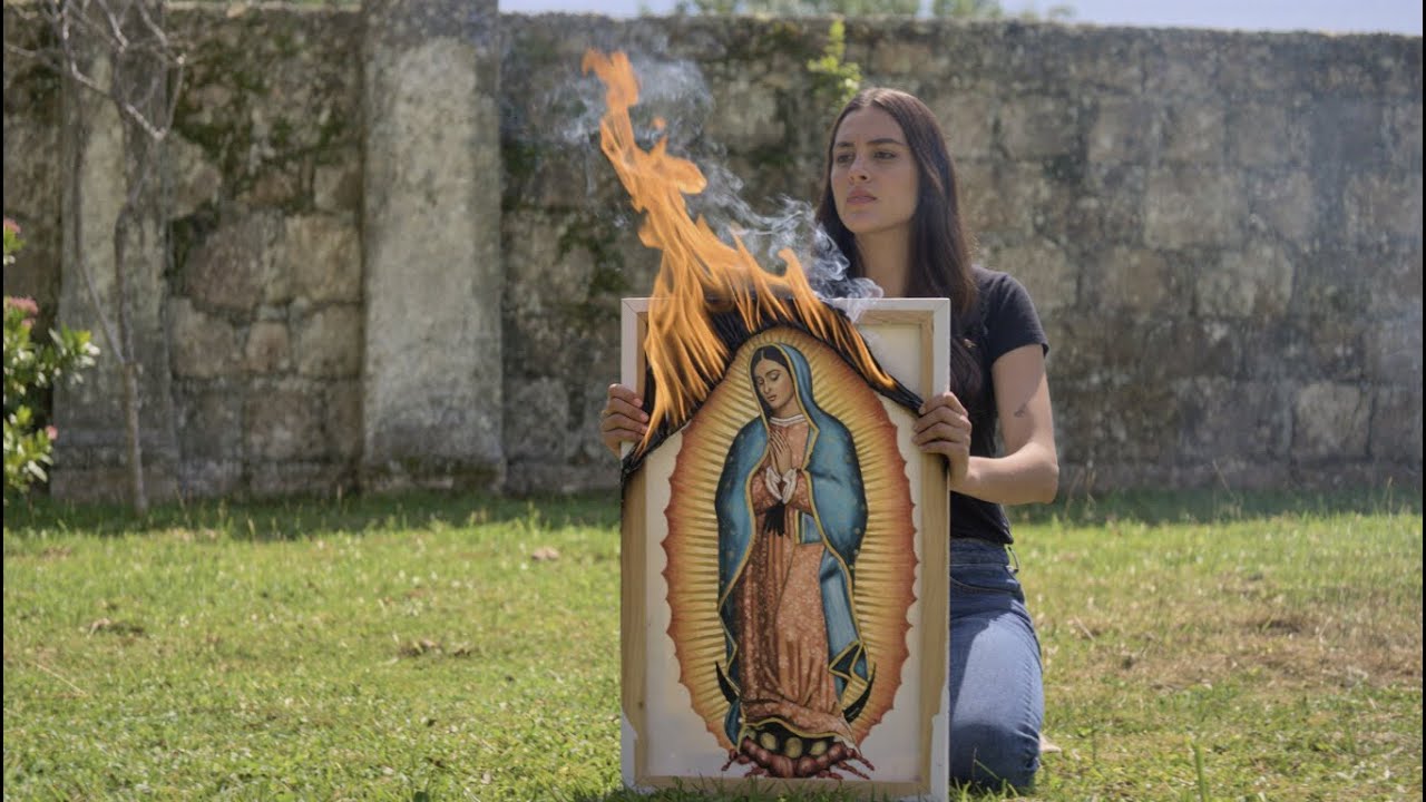 La fille brûle l’image de la Vierge… Mais à l’aube, elle reçoit un appel bouleversant