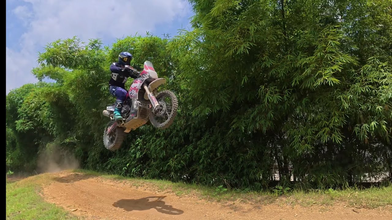 YAMAHA TENERE EN UNA PISTA DE MOTOCROSS