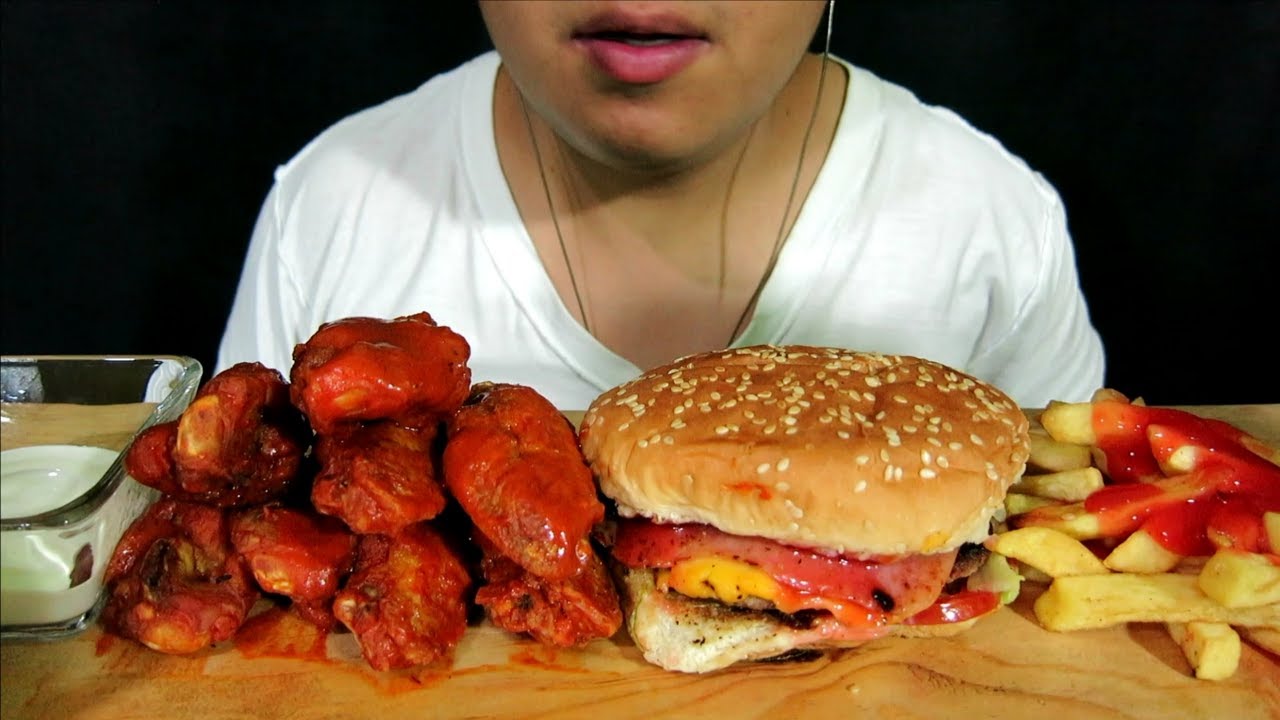 ASMR MUKBANG | COMIENDO HAMBURGUESA,ALITAS EN SALSA BUFALO Y PAPAS FRITAS.