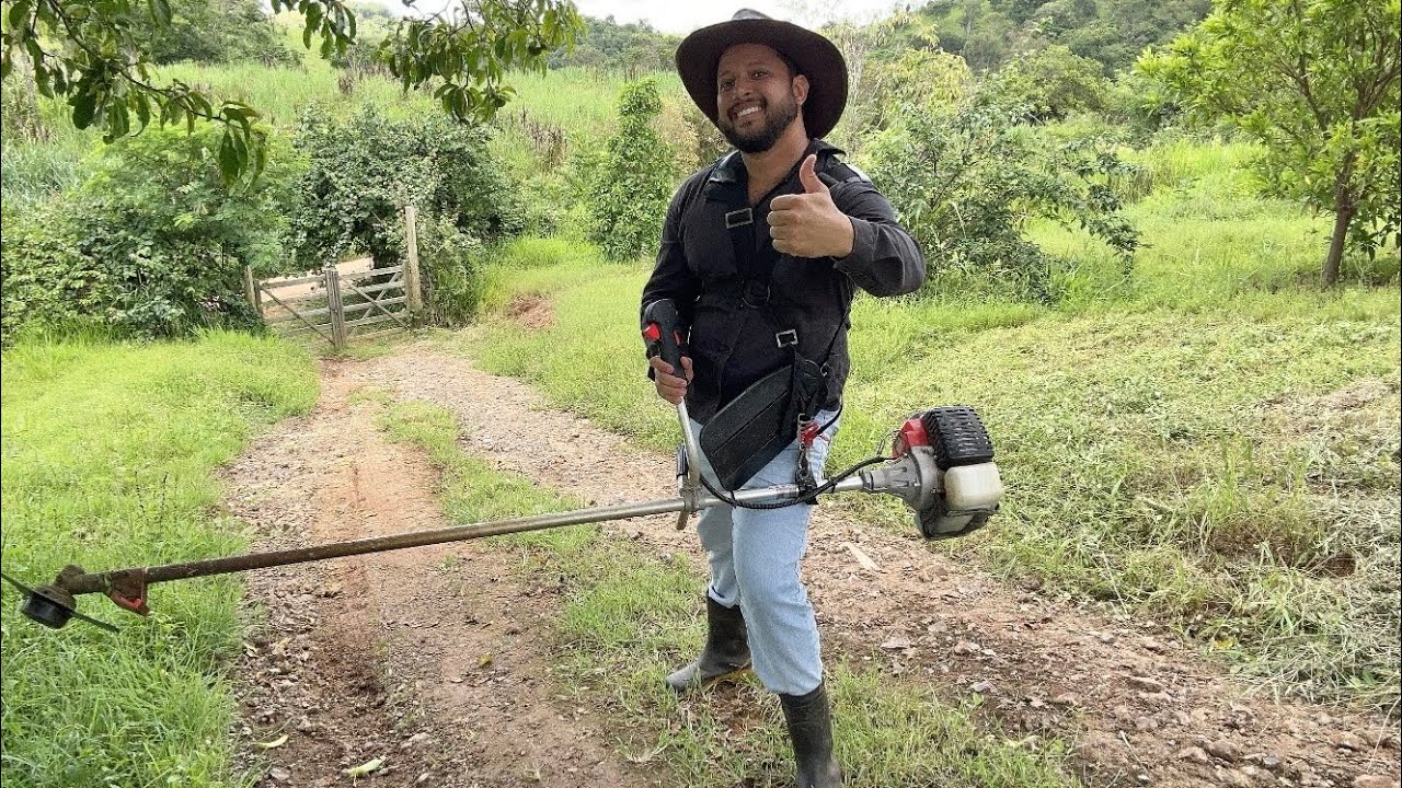 Limpando o sítio. Tem muito trabalho aqui na roça hoje.