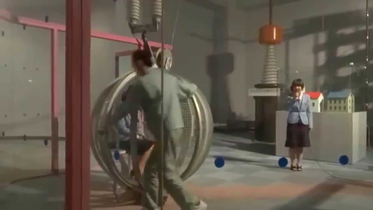 放電実験ステージ　（久留米青少年科学館）
