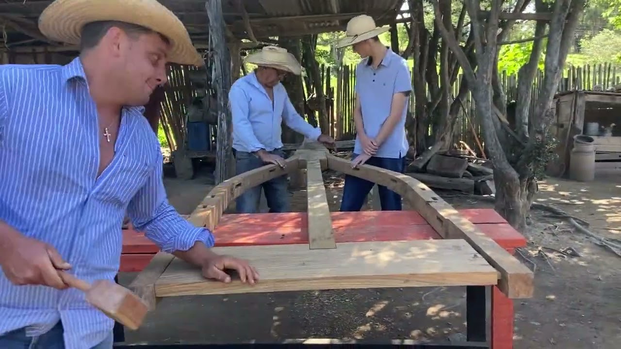 ELE APRENDEU A FAZER CARRO DE BOI COM O PAI