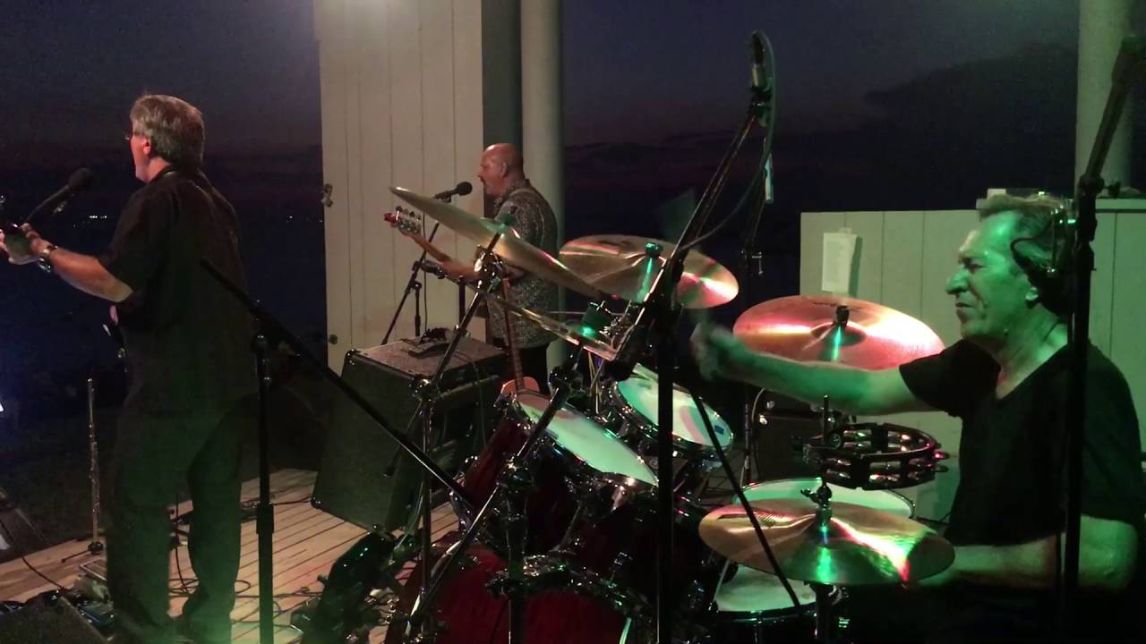 Overlooks live at Sea Cliff beach