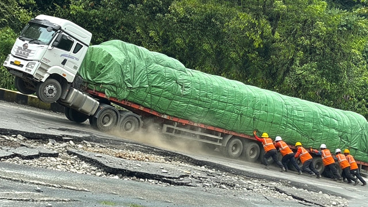 MUSTAHIL BISA LEWAT !!! BIKIN KERINGAT DINGIN, Truk Terpanjang Dari Luar Negeri Tersiksa Total