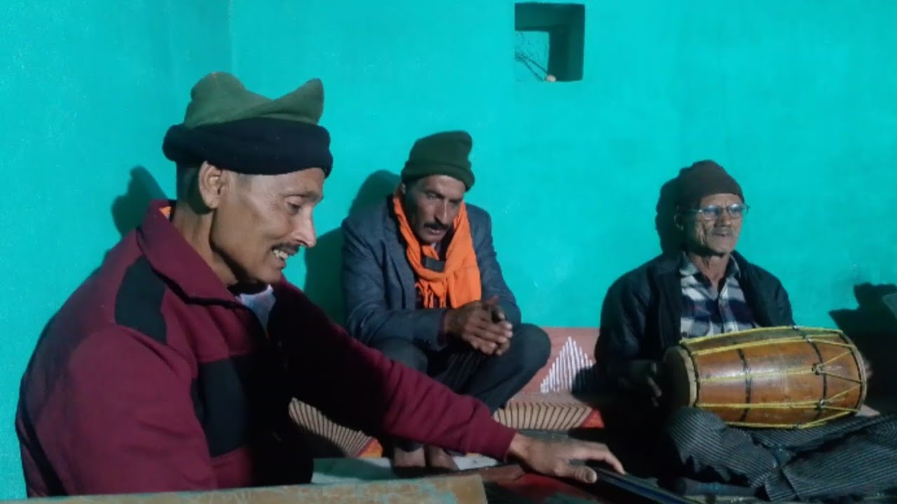 जनेऊ कार्यक्रम के समापन के बाद रात में हम लोगों ने गाए भजन।।🥰