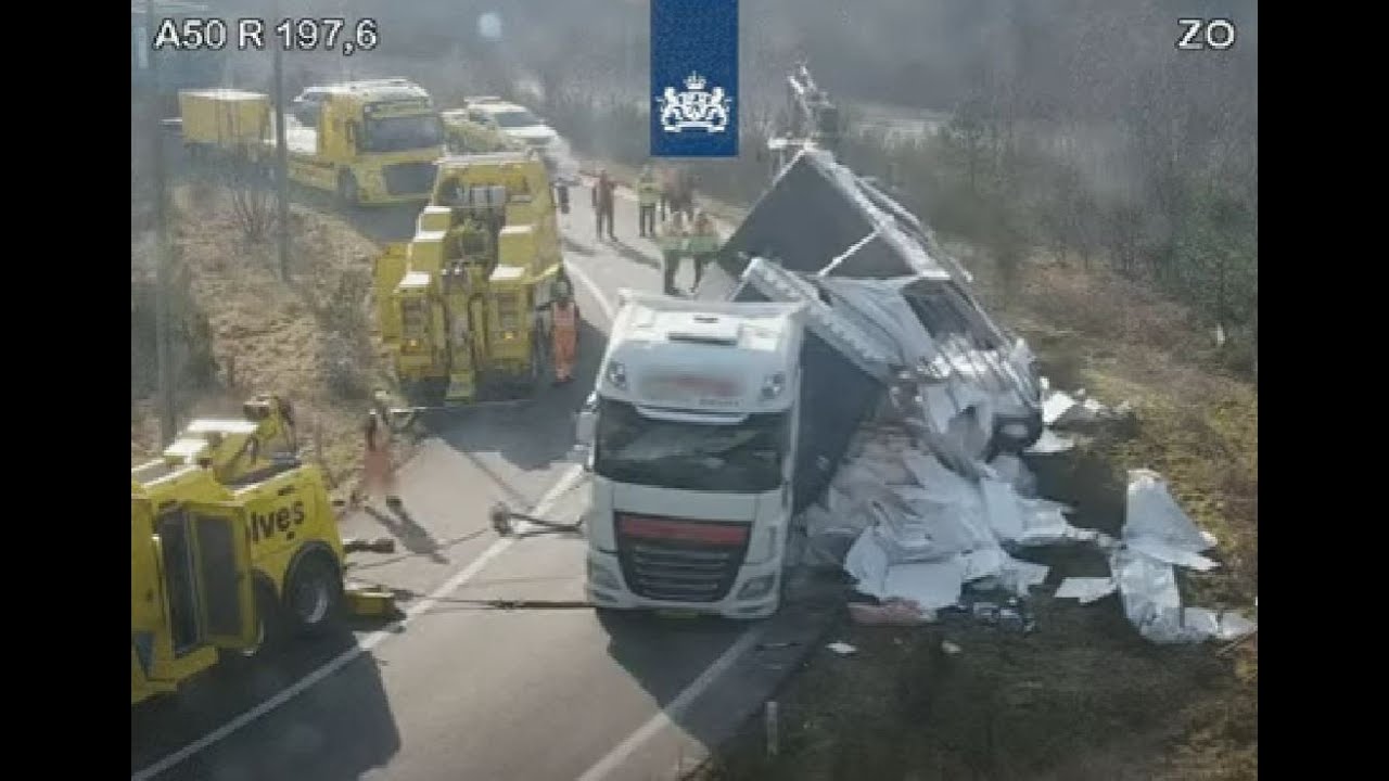Berging van een vrachtwagen geladen met papier | RWSverkeersinfo