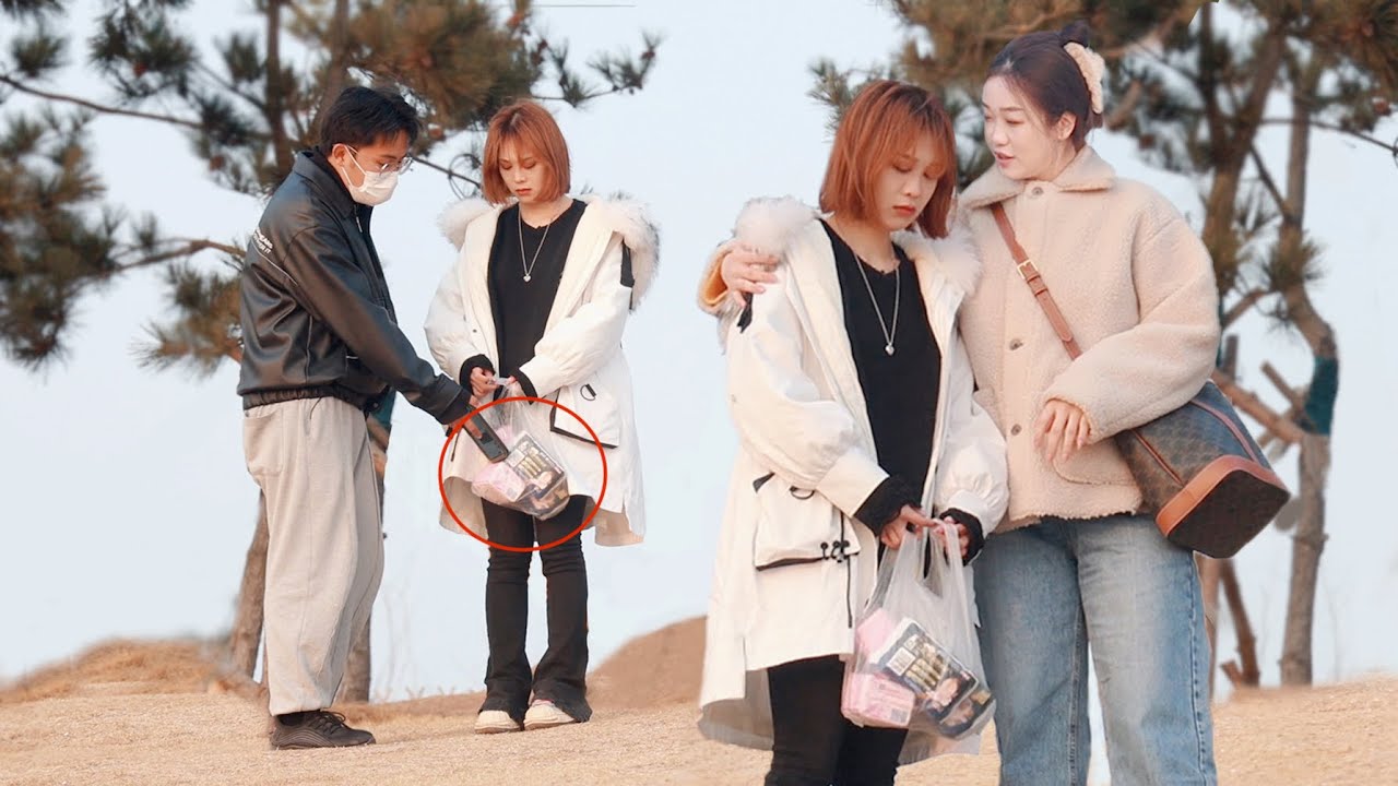 How Will People Stop Period Shaming Happening Between a Couple? | Social Experiment 女生用透明袋子装卫生巾而被男友骂