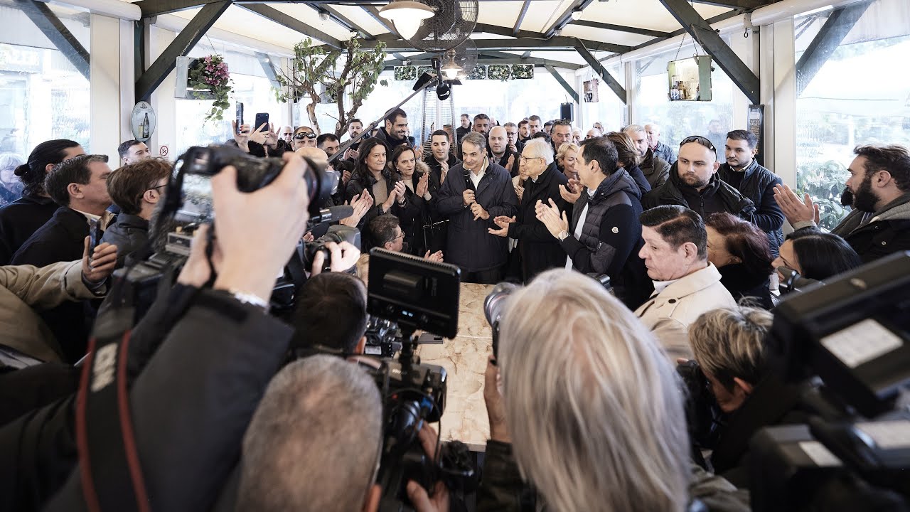 Χαιρετισμός Κυριάκου Μητσοτάκη σε συνάντηση με πολίτες στο Μαρούσι