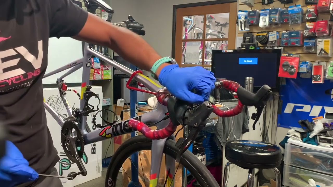 How to replace the bladder assembly in the reservoir cover in a SRAM Red HRD brake system