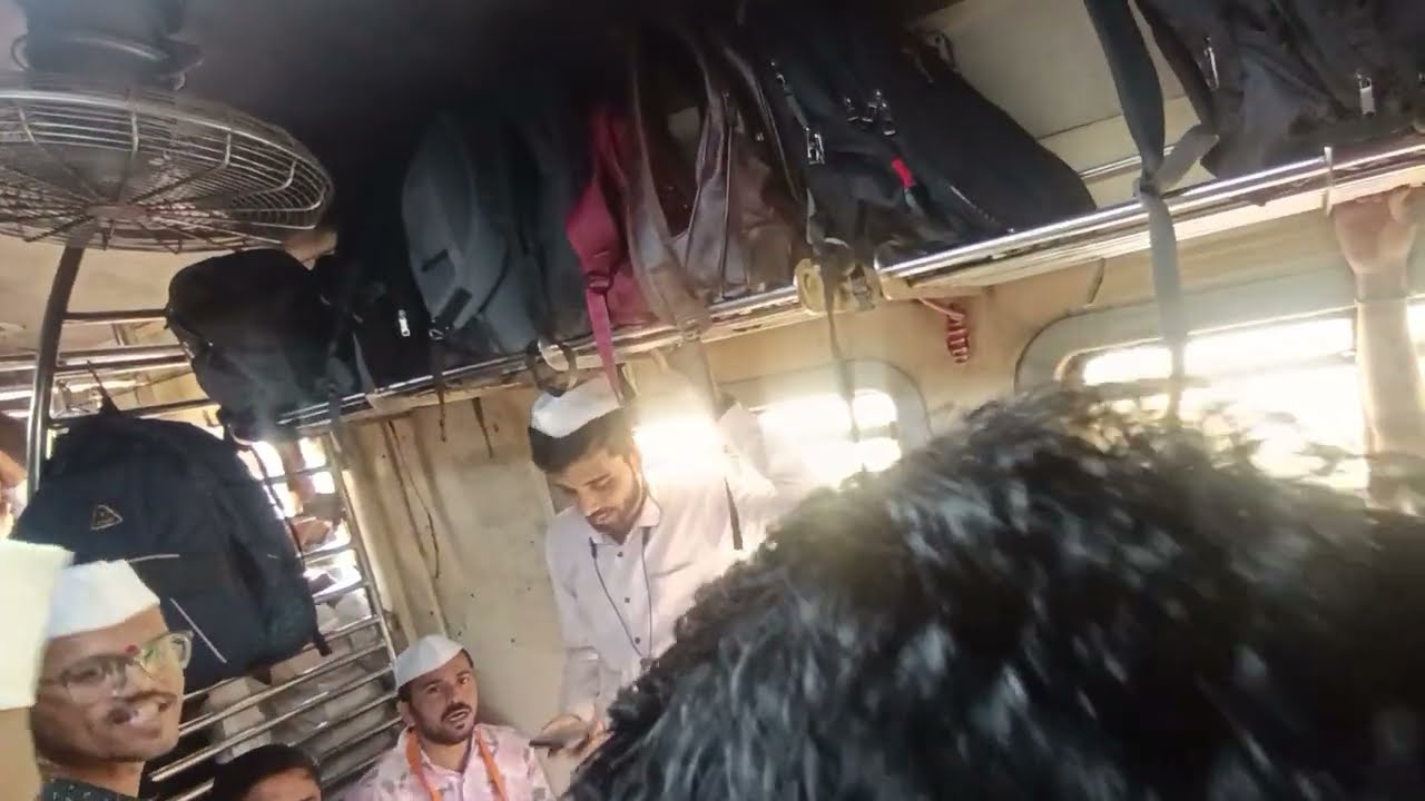 Mumbai Local Train Bhajan 🙏 | Spiritual Vibes in Running Train