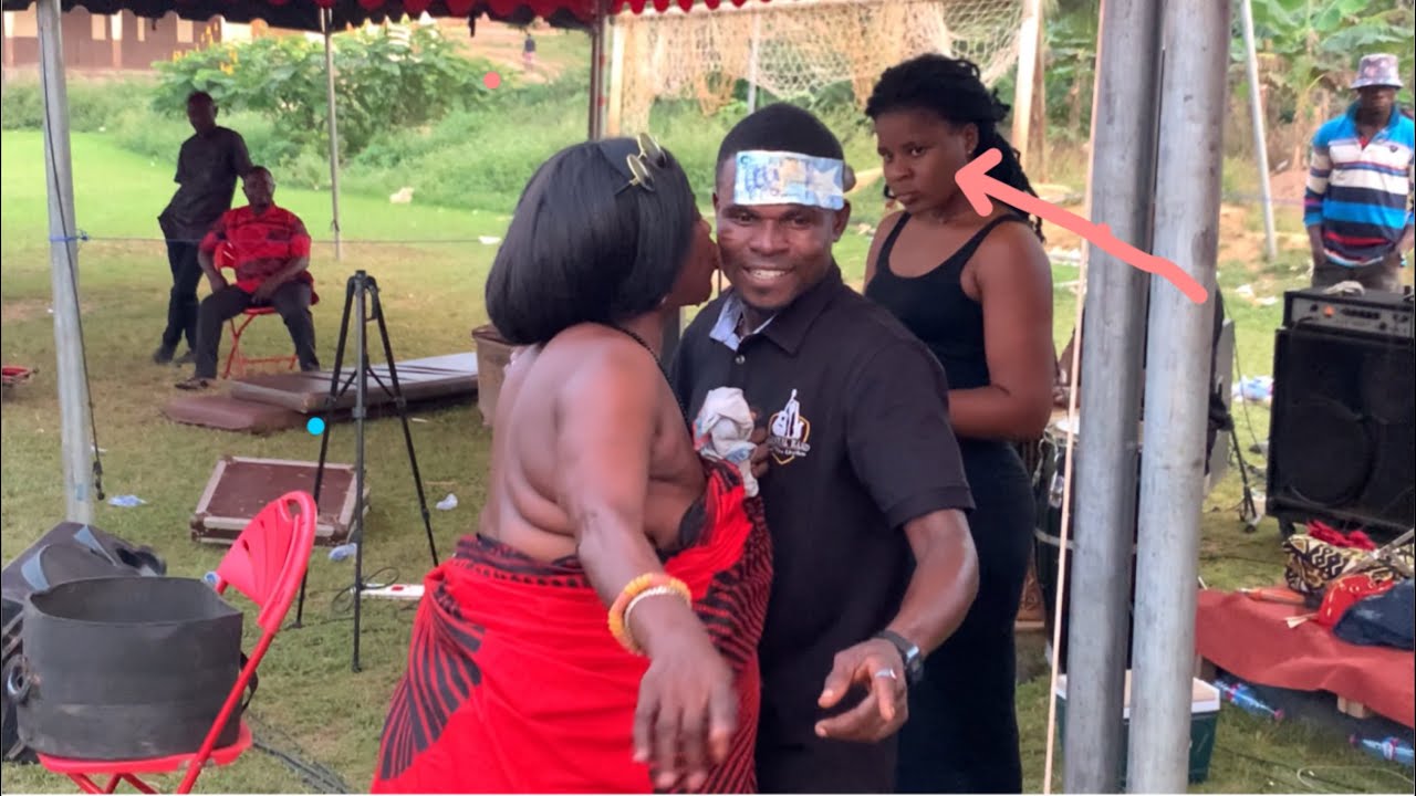 The singer got a peck from a fan😍I love your voice my son. Beautiful live band from Coastal band