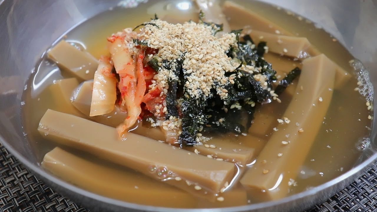 쌀쌀할땐 따뜻한 도토리묵밥 만들기~ 호로록 ~ [강쉪]  korea food recipe, Acorn jelly in dried anchovies broth