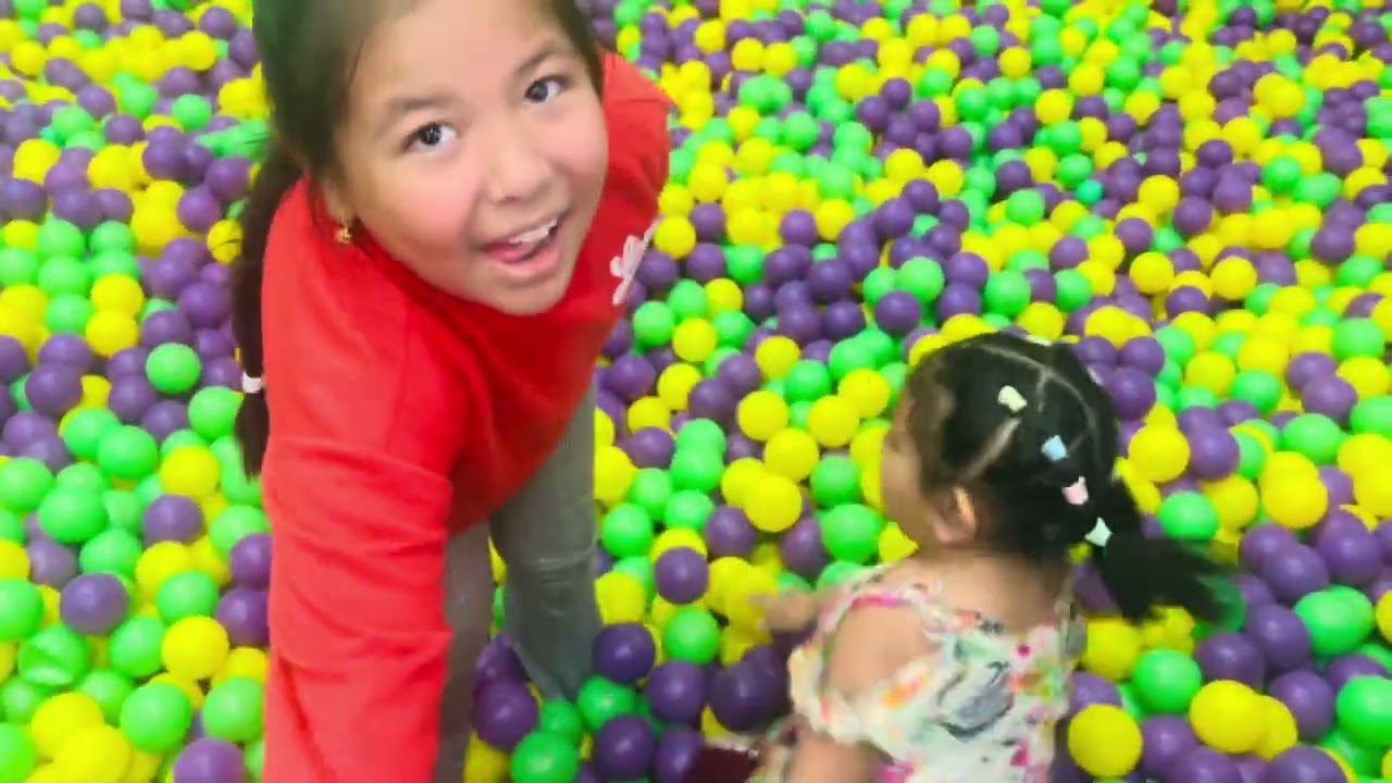 trampoline park day with my kids 👨‍👩‍👧‍👧