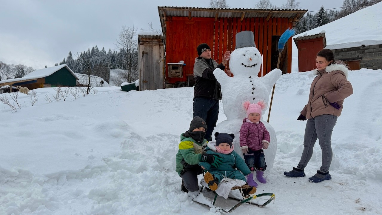 Big Snow, Warm Hearts ❄️❤️ Family Winter Life in the Carpathian Mountains 🏔️