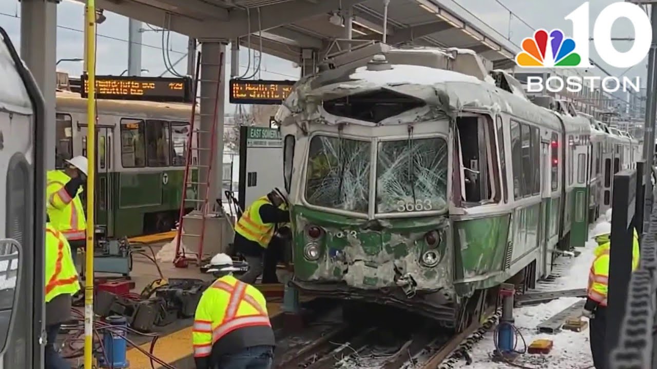 5 hurt after Green Line trains collide