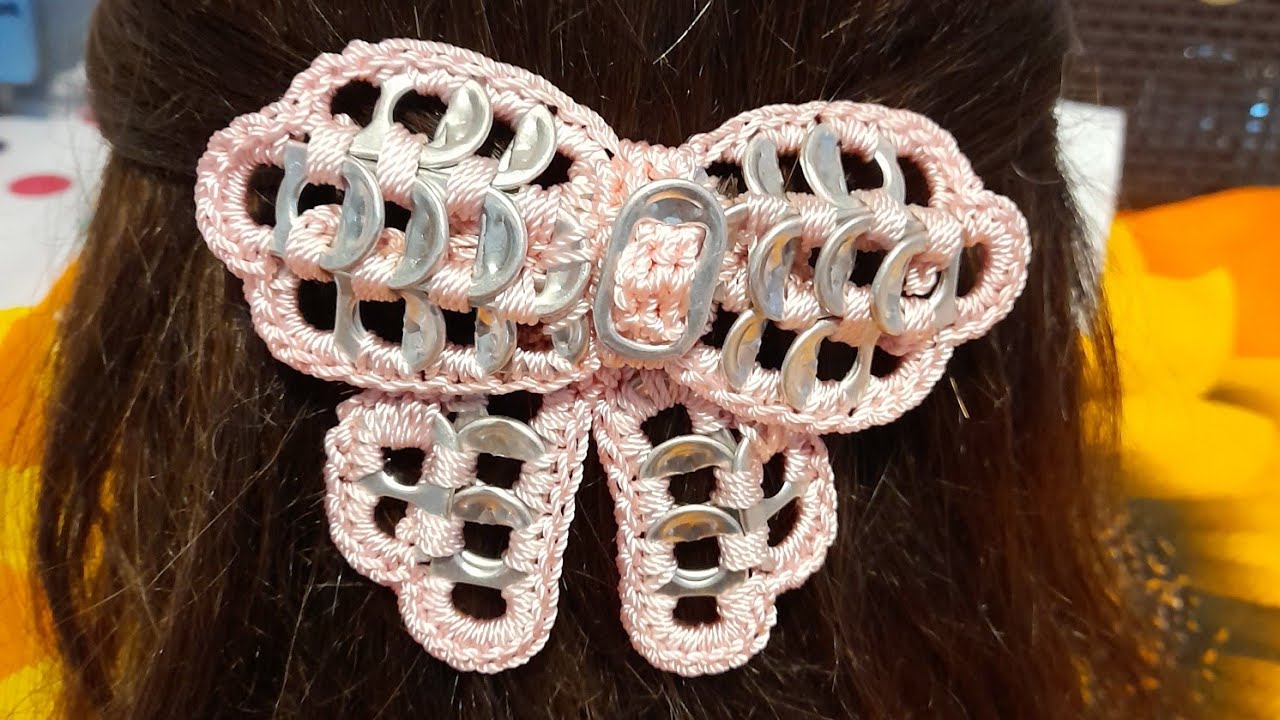 Moño a crochet y fichas de lata