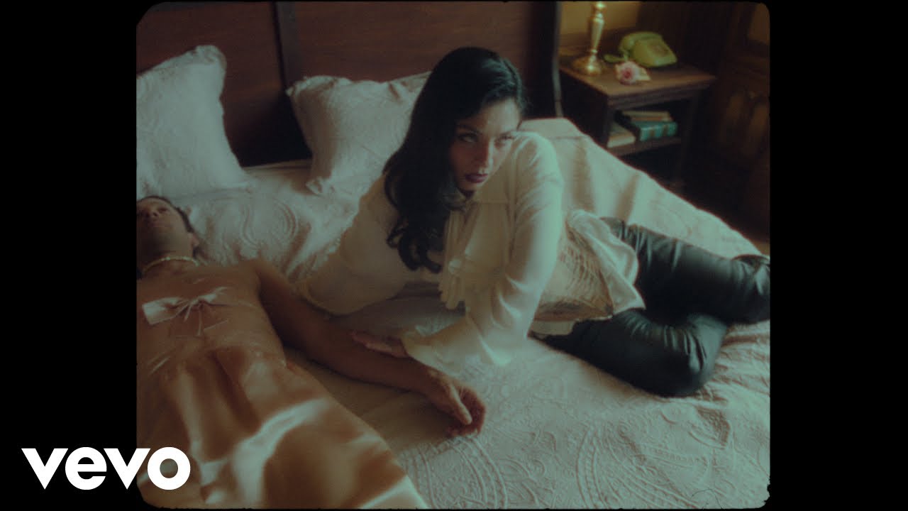 Mon Laferte - Aunque Te Mueras Por Volver (Video Oficial)