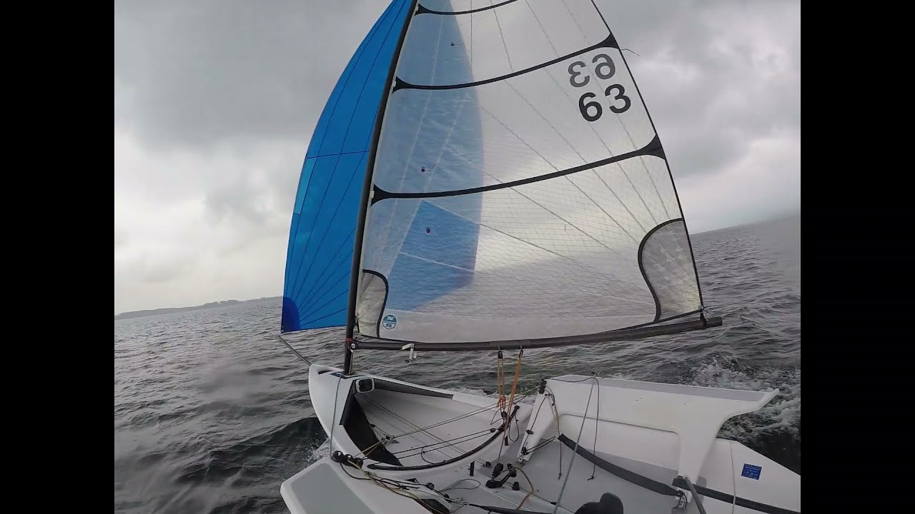 Devoti-one unter Gennaker bei ruhigen Windbedingungen