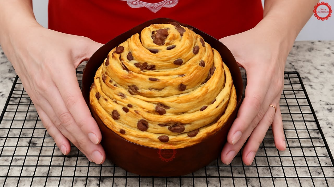 Diferente de todos que você conhece PANETONE FOLHADO com gotas de chocolate! Massa profissional!