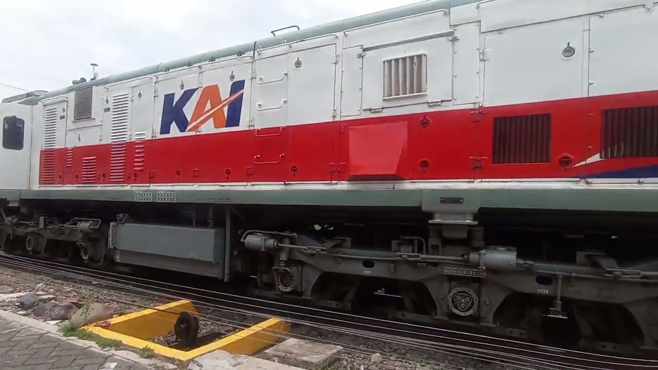 KA 280/277 Sri Tanjung ft CC 201 126R JR Masuk Stasiun Probolinggo 