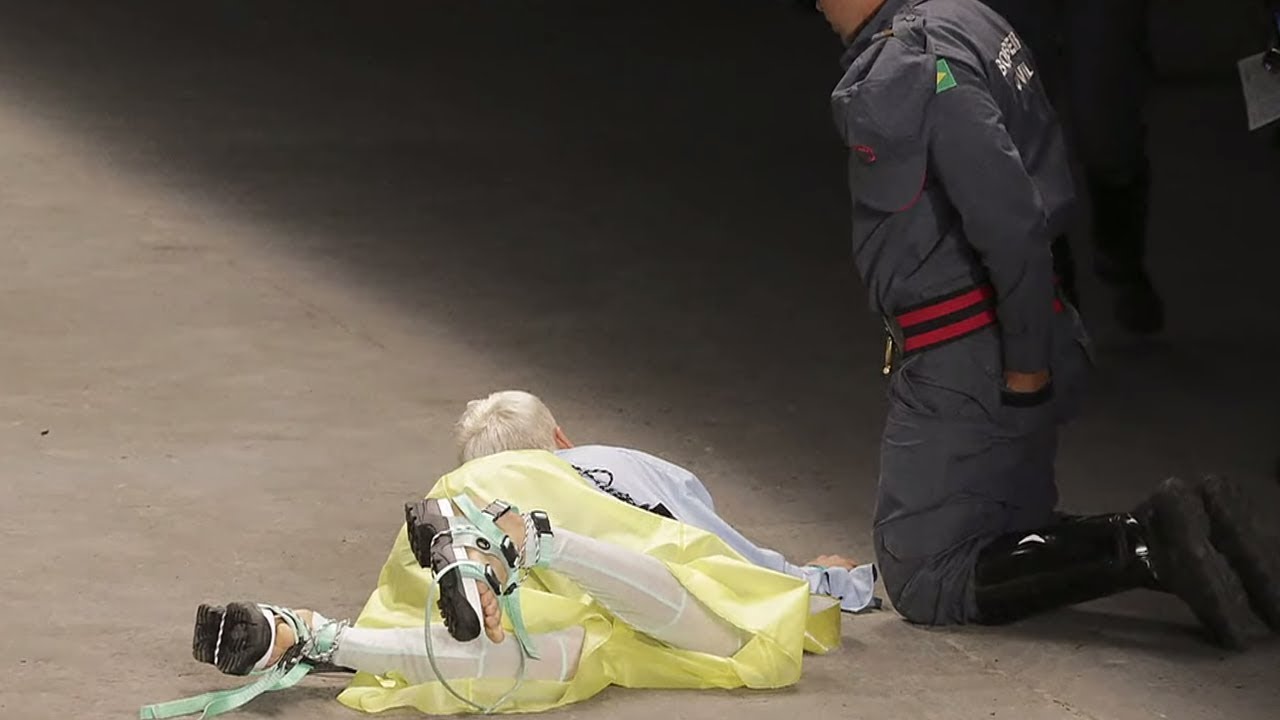 LAUFSTEG: Model stolpert &uuml;ber seinen Schn&uuml;rsenkel und stirbt