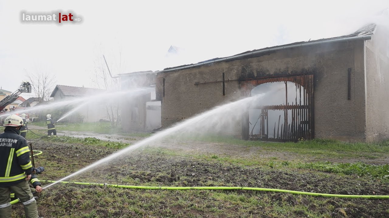 Sieben Feuerwehren bei Brand eines alten Stadls in Eferding im Einsatz