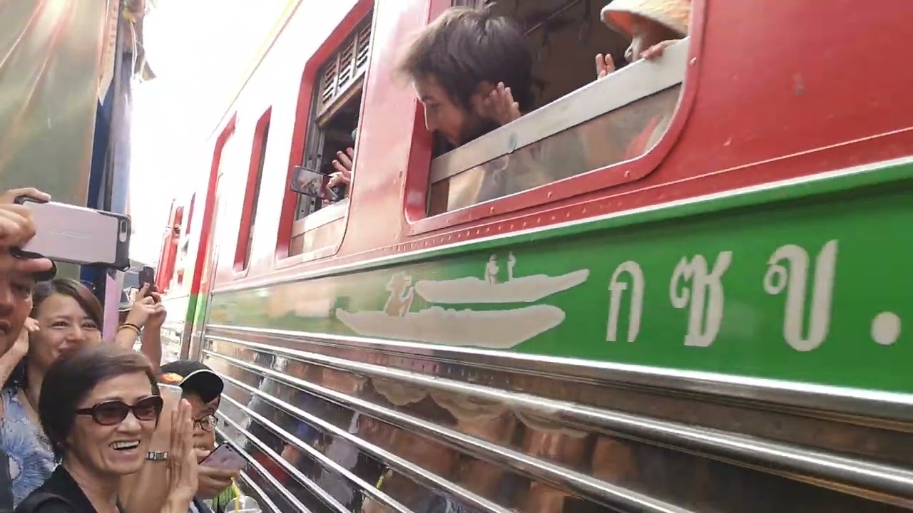 Maeklong  Railway Market Tailandia...que viene el tren...corre #maeklongrailwaymarket #tailandia 