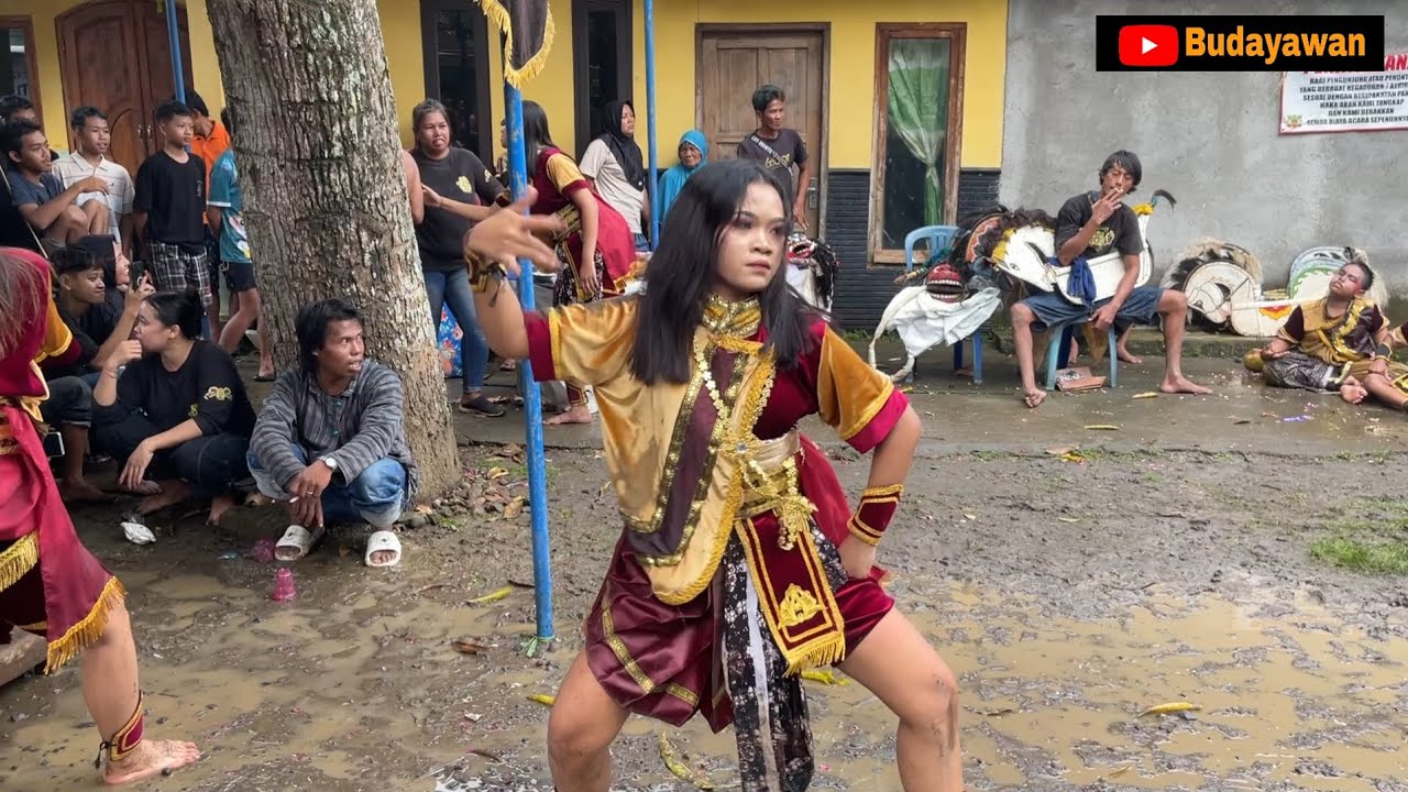 Semua Dibuat Melongo ❗ Kiprah Cewek Cantik Kesurupan Kuda Lumping