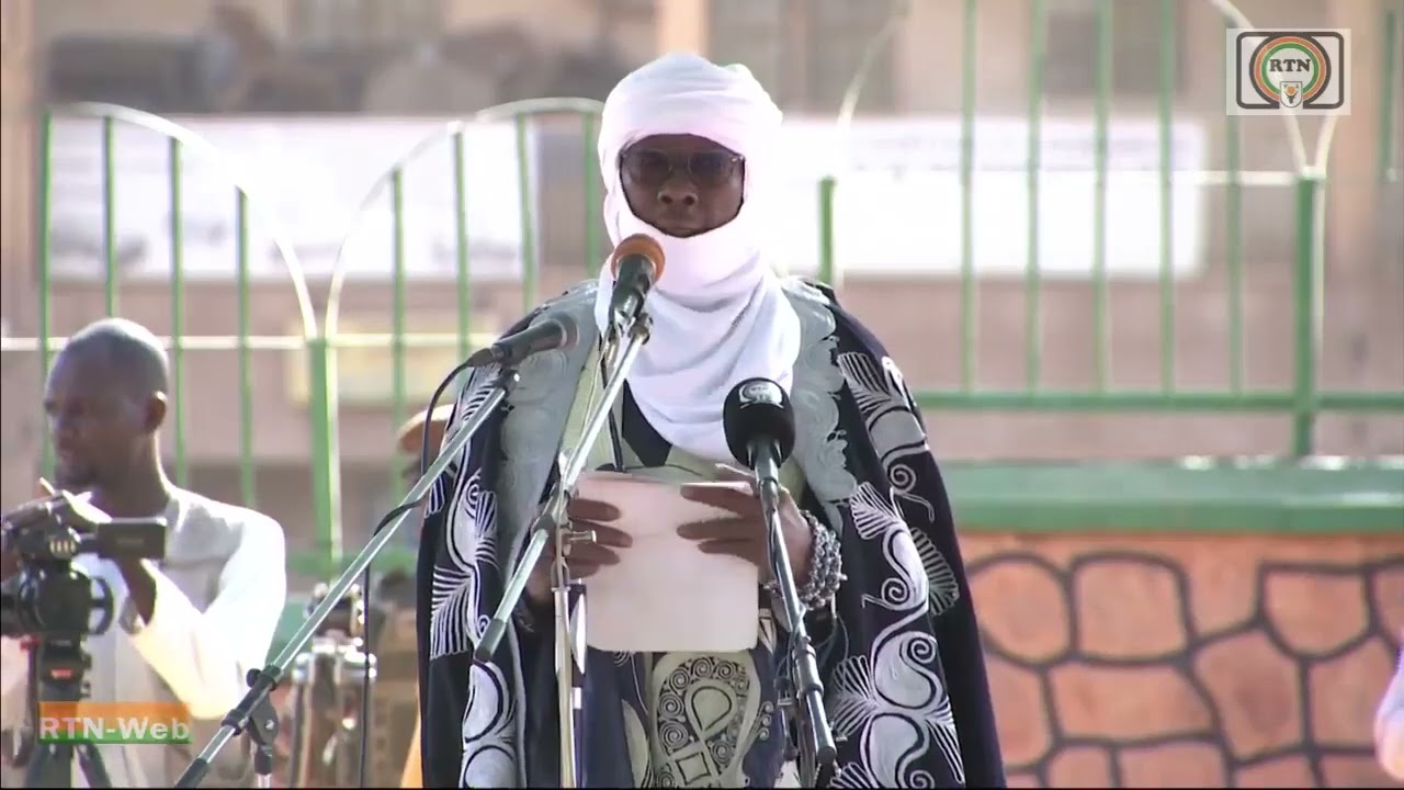 Le Président de la République, à la prière de l'Aïd El-Fitr marquant la fin du mois béni de Ramadan.