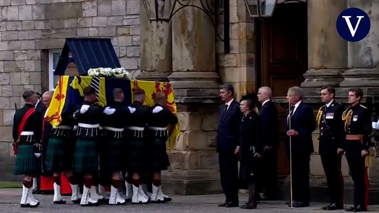 Edimburgo recibe el féretro de la reina Isabel II entre muestras de apoyo en las calles